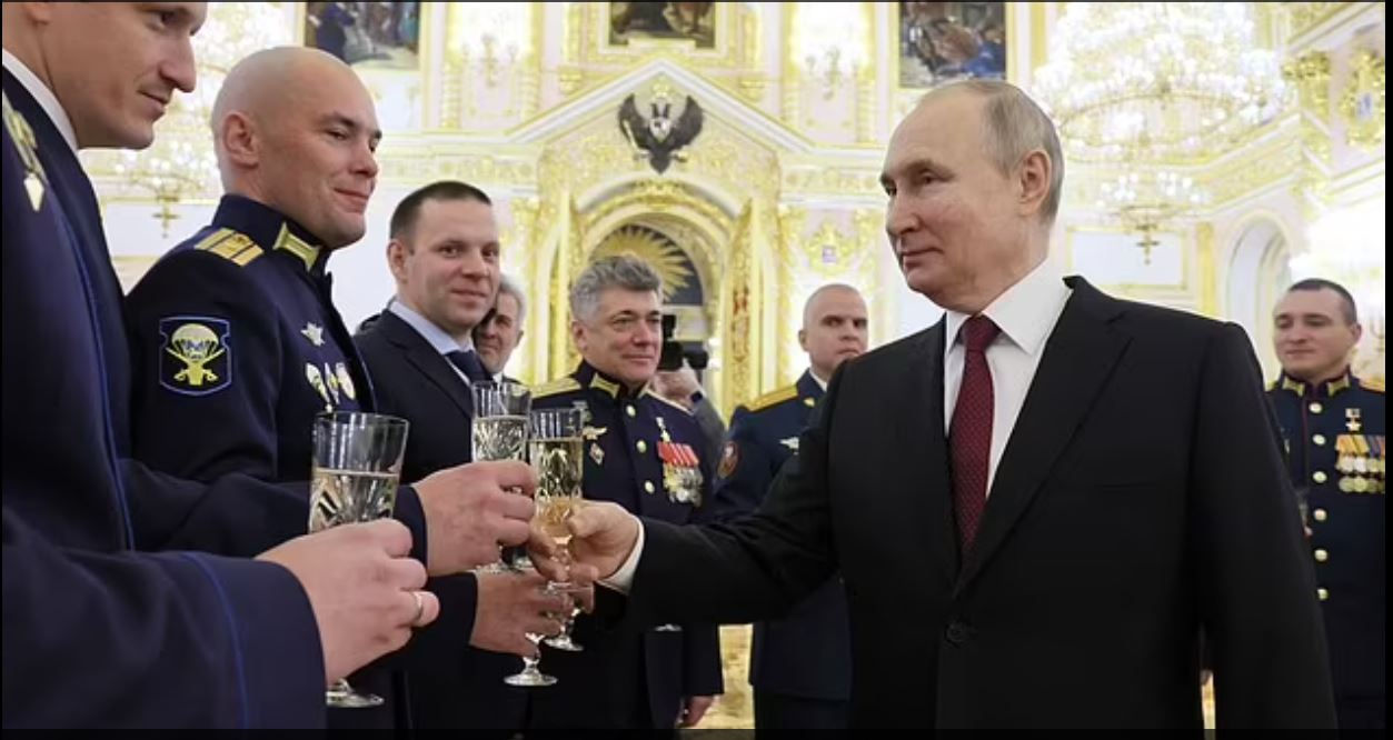 Πούτιν: Με σαμπάνια στο χέρι δηλώνει ότι τα χτυπήματα εναντίον των ουκρανικών υποδομών θα συνεχιστούν