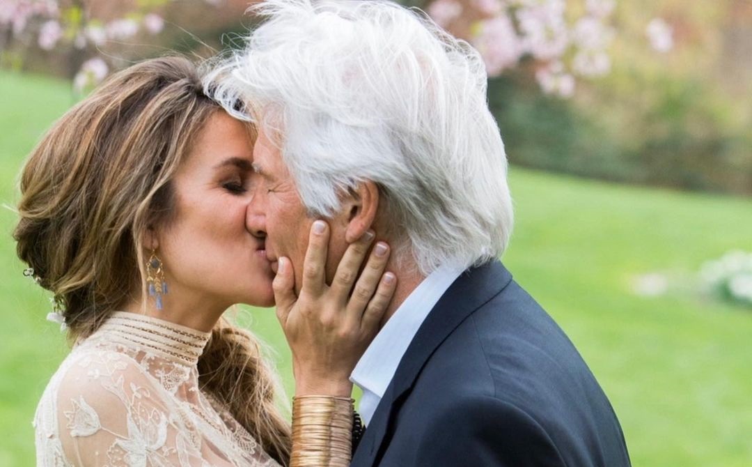 Ρίτσαρντ Γκιρ: Σπάνια οικογενειακή φωτογραφία με την σύζυγο και τους γιους τους