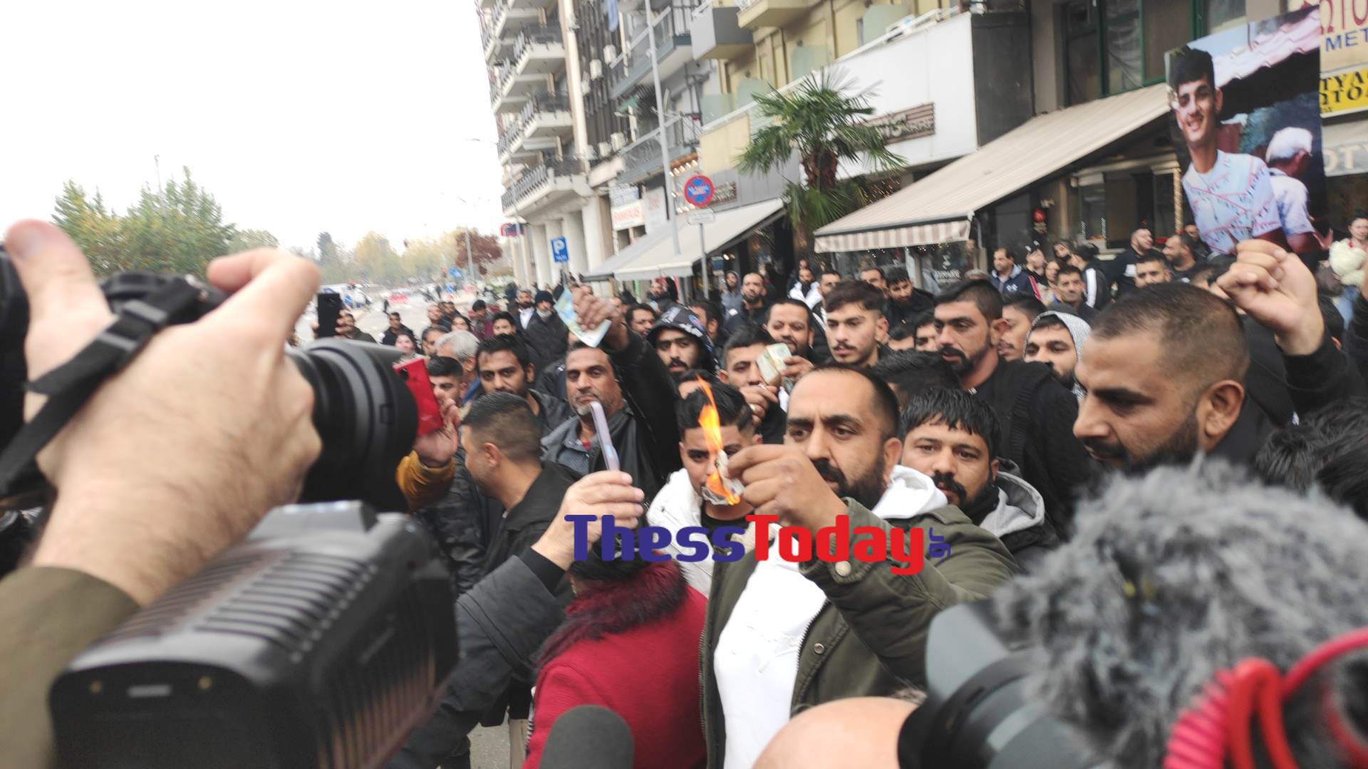 Θεσσαλονίκη: Οργισμένοι Ρομά καίνε χαρτονομίσματα έξω από τα δικαστήρια