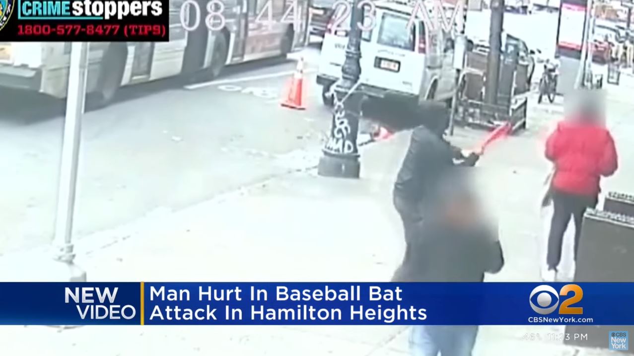 Βίντεο – σοκ: Χτυπάει με ρόπαλο του μπέιζμπολ ανυποψίαστο άνδρα στη Νέα Υόρκη