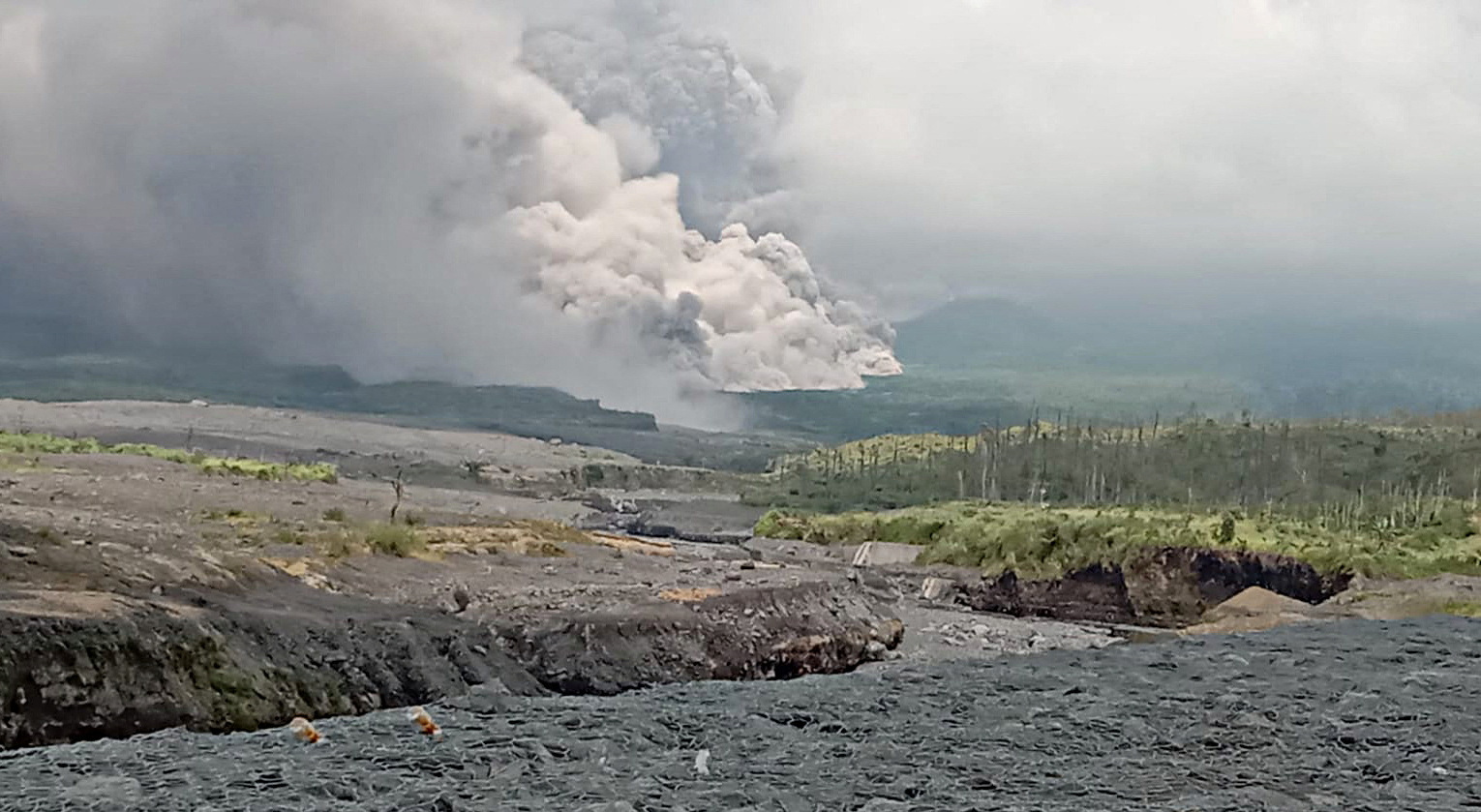 Ινδονησία: Απομακρύνονται 2.000 άτομα από τις περιοχές που πνίγει η στάχτη του ηφαιστείου Σεμερού