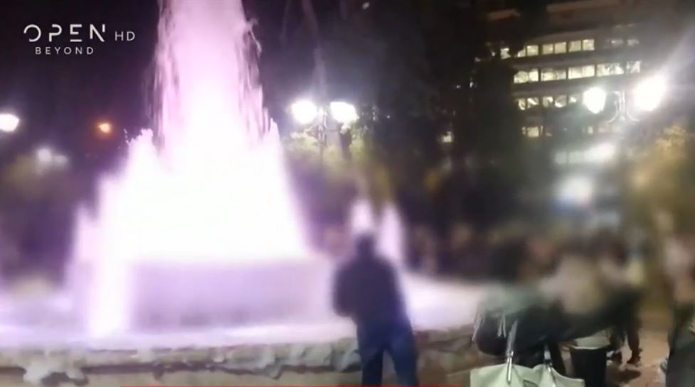 Γέμισε αφρούς το Σύνταγμα – Άγνωστοι έριξαν σαπούνι στο σιντριβάνι