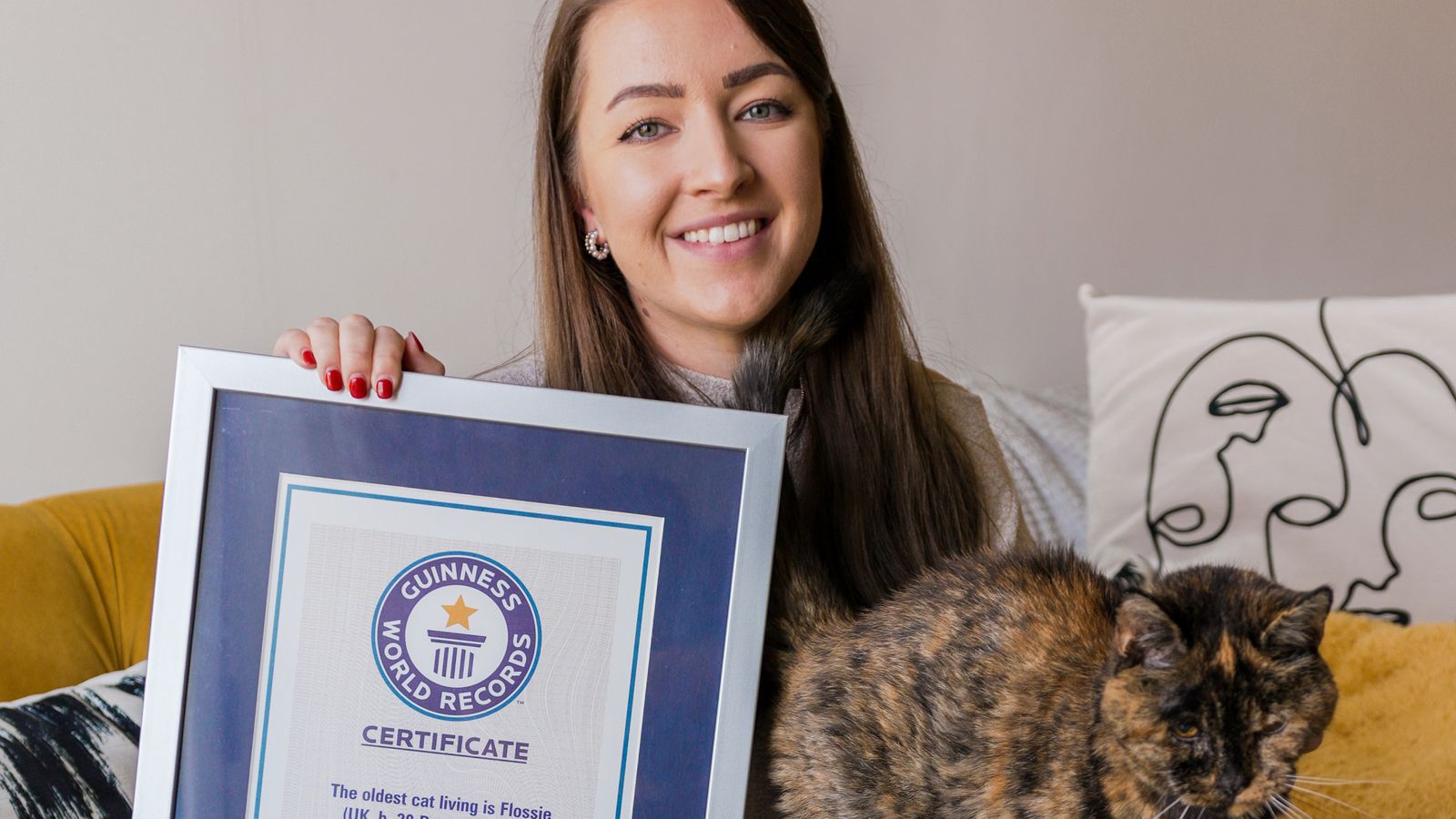 H Flossie με την γάτα της