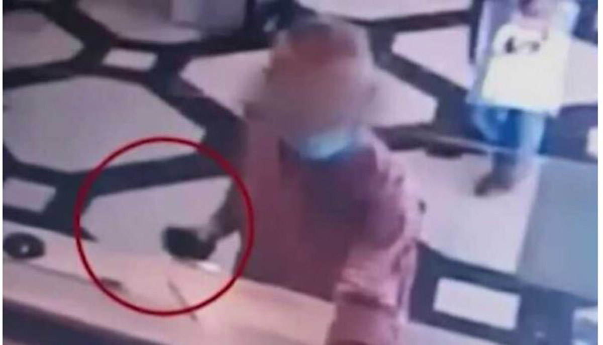 Συνταγαματάρχης με χειροβομβίδα