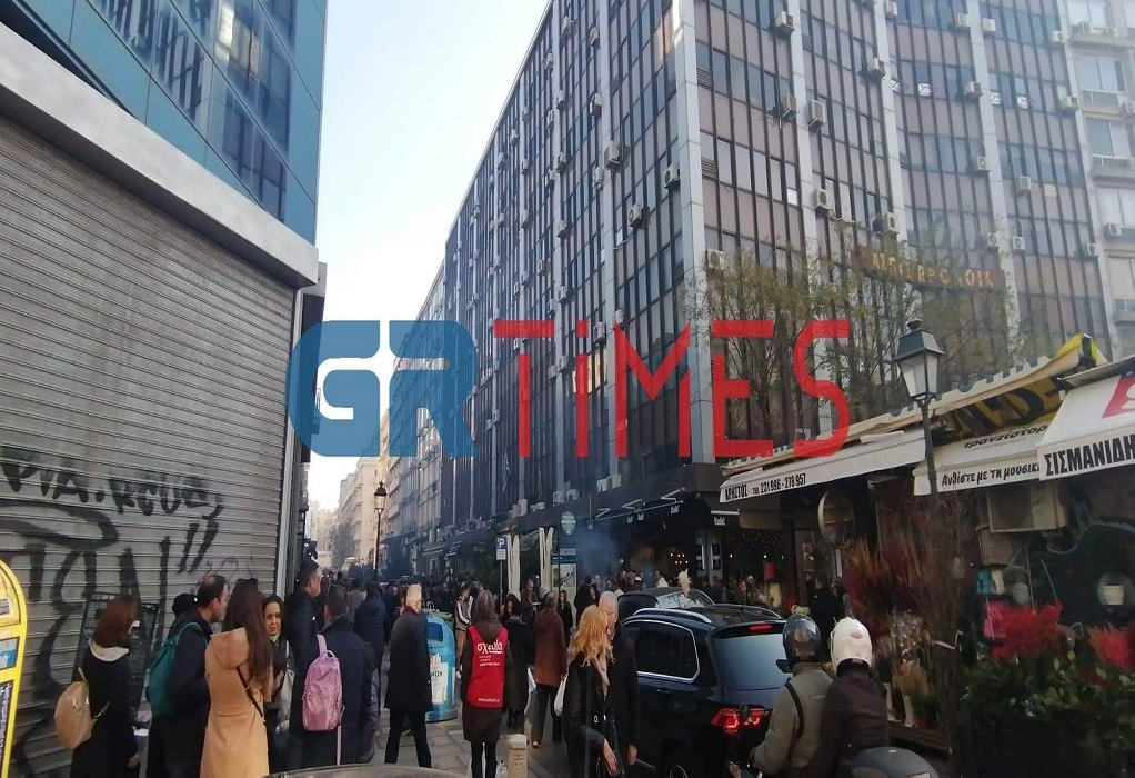 Έβαλε τα «καλά» της η Θεσσαλονίκη – Κάλαντα, χάλκινα και ξέφρενο γλέντι την παραμονή της Πρωτοχρονιάς