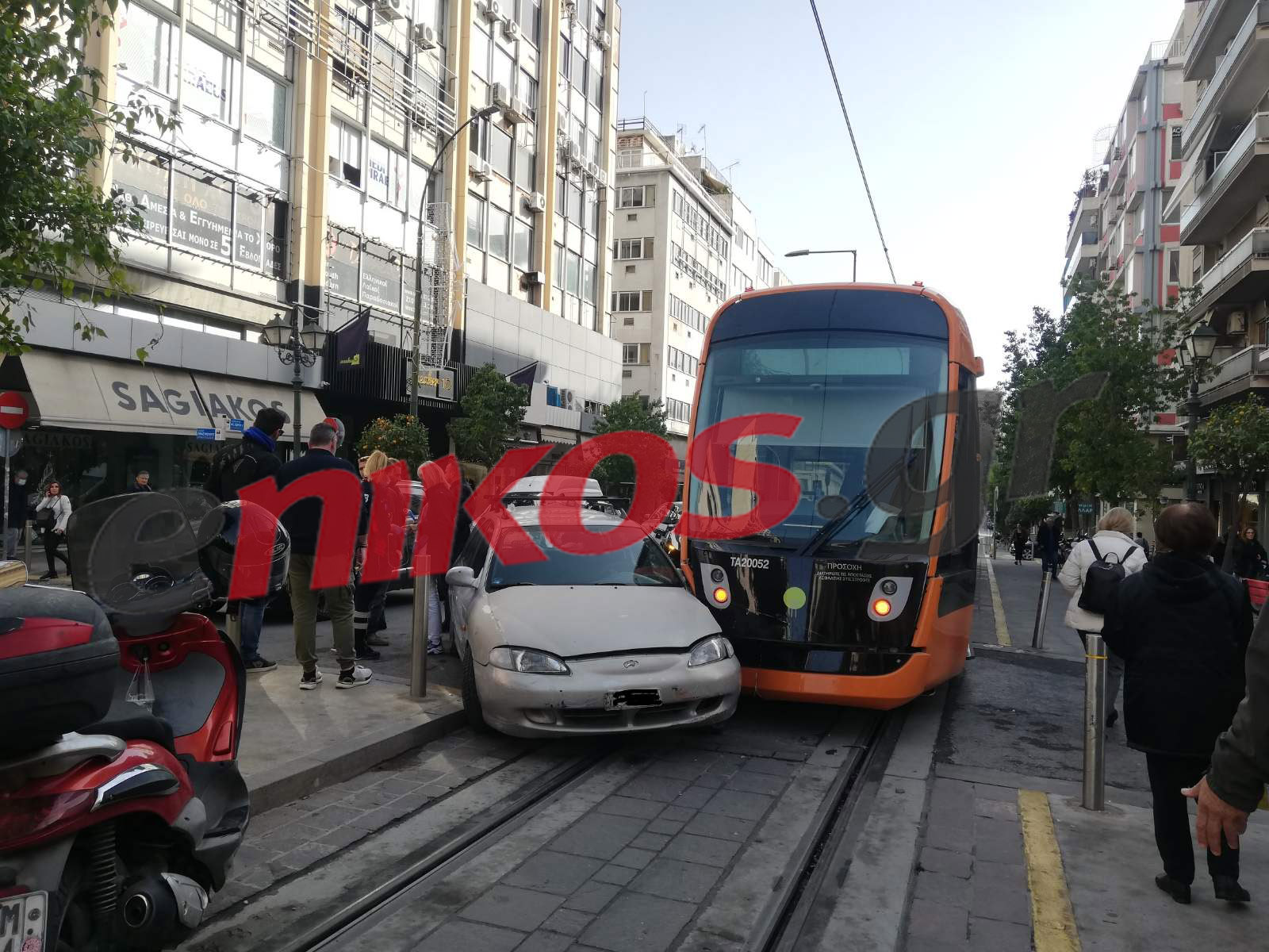 τροχαίο στον Πειραιά - αυτοκίνητο- τραμ