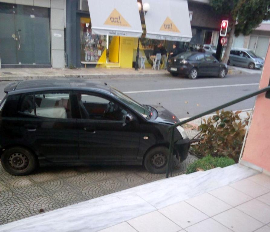 Τροχαίο στον Βόλο: Αυτοκίνητο «καρφώθηκε» στην είσοδο σχολείου – «Κόλλησε το γκάζι» λέει η οδηγός