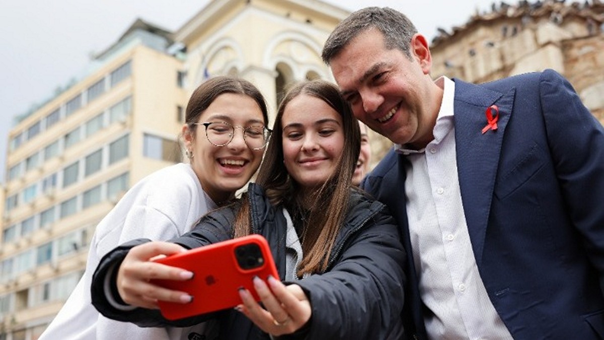 Αλέξης Τσίπρας: Επίσκεψη στο περίπτερο της Θετικής Φωνής και της Ελληνικής Εταιρείας Μελέτης και Αντιμετώπισης του AIDS