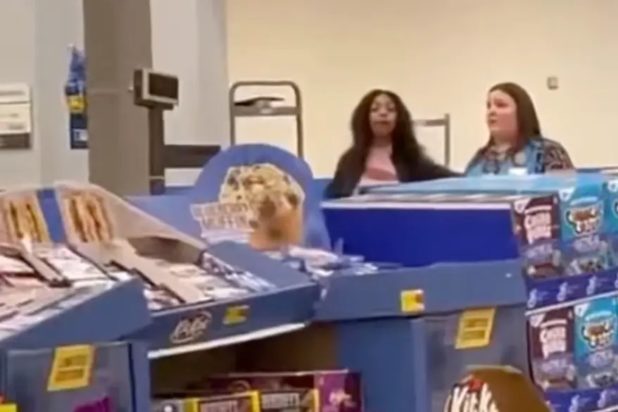 δύο άνω μέρη των σωμάτων των δύο γυναικών πίσω από ράφια