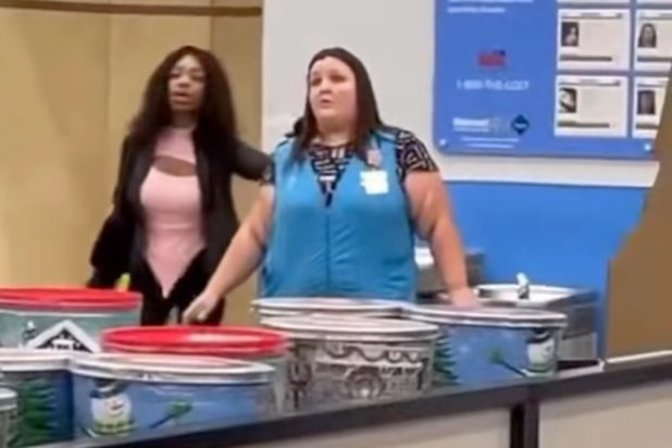 γυναίκα κρατάει όμηρο εργαζόμενη