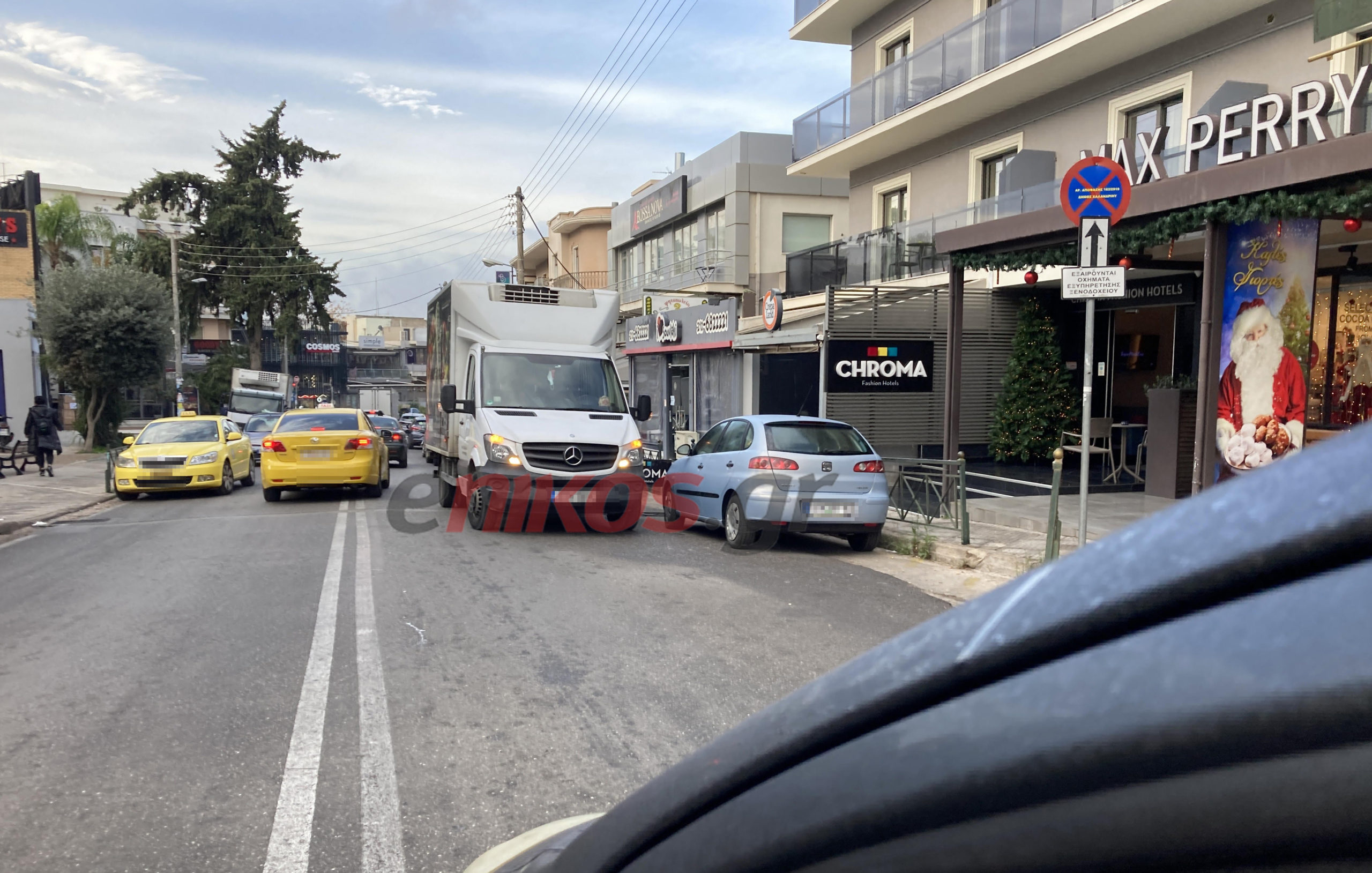 Χαλάνδρι: Πώς ένα φορτηγάκι προκάλεσε κομφούζιο στη λεωφόρο Πεντέλης – ΦΩΤΟ αναγνώστη