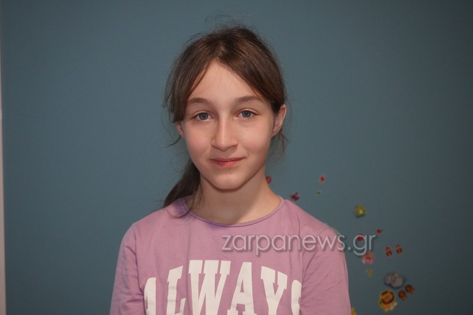 Χανιά: 11χρονη είπε τα κάλαντα στην νοηματική – Στέλνει μηνύματα για την διαφορετικότητα και την ισότητα