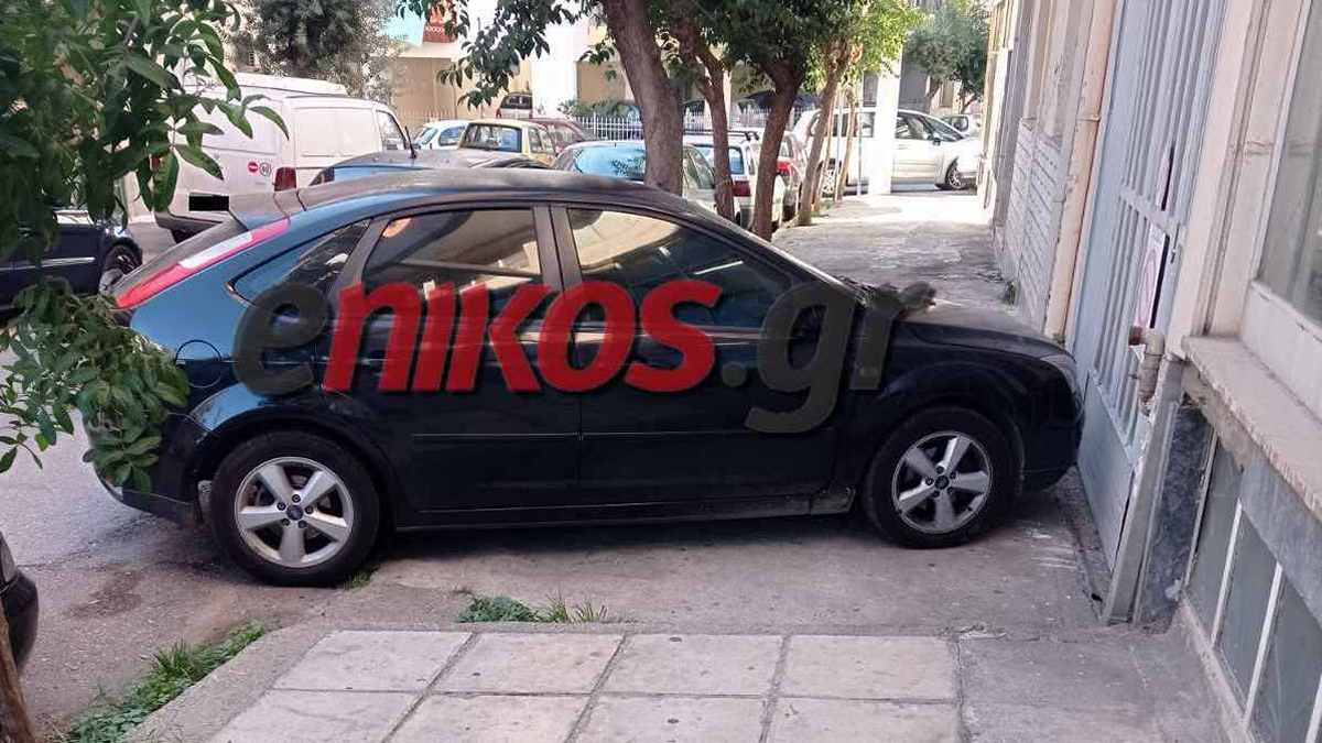 Κορυδαλλός: Ξεχάστε αυτά που ξέρατε – Τα αυτοκίνητα στο πεζοδρόμιο και οι πεζοί στο δρόμο – ΦΩΤΟ αναγνώστη