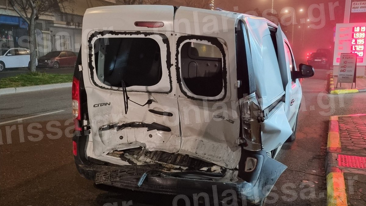 Λάρισα: Τροχαίο ατύχημα με εκτροπή οχήματος και τραυματισμό – Σμπαράλιασε τρία αυτοκίνητα προτού καταλήξει εκτός δρόμου
