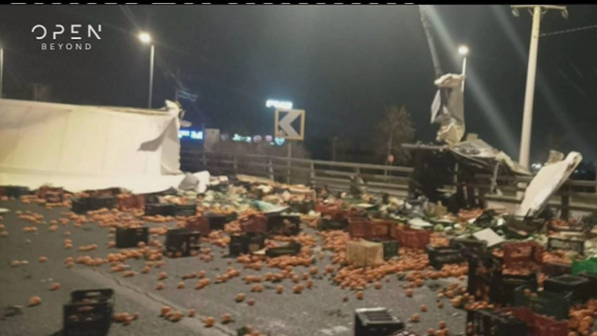 Τροχαίο στον Κηφισό: Προβλήματα στην κυκλοφορία – Γέμισε ο δρόμος πορτοκάλια