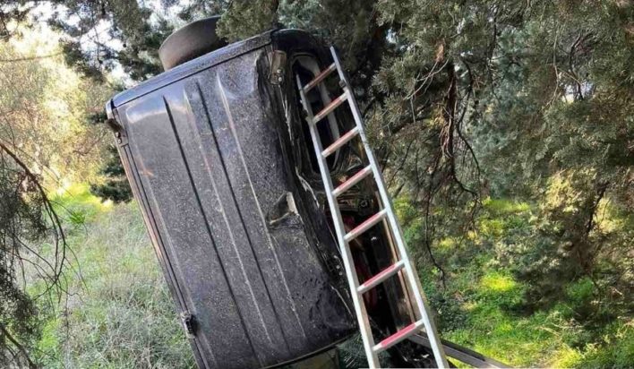 Τροχαίο στα Χανιά: Αυτοκίνητο κρεμάστηκε σε δέντρο
