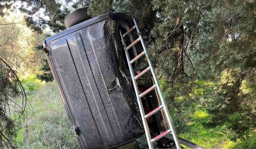 Τροχαίο στα Χανιά: Αυτοκίνητο κρεμάστηκε σε δέντρο