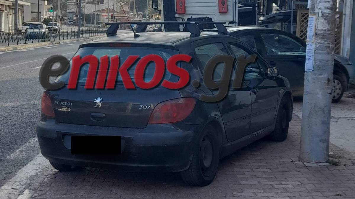 Πάρκαρε το αμάξι στο πεζοδρόμιο κι έφυγε – ΦΩΤΟ αναγνώστη