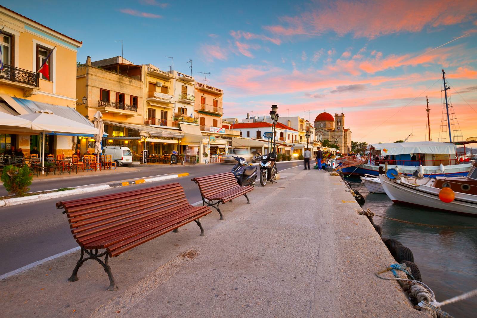 Συναγερμός στην Αίγινα: 28χρονη έπεσε με το αυτοκίνητο στο λιμάνι