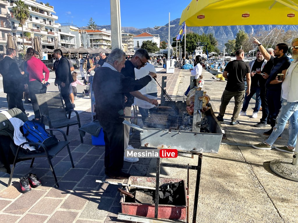 Καλαμάτα: Πρωτοχρονιά σαν Πάσχα – Έστησαν σούβλες στην παραλία