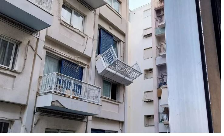 Μπαλκόνι ξενοδοχείου κρέμεται στον αέρα στη Συγγρού