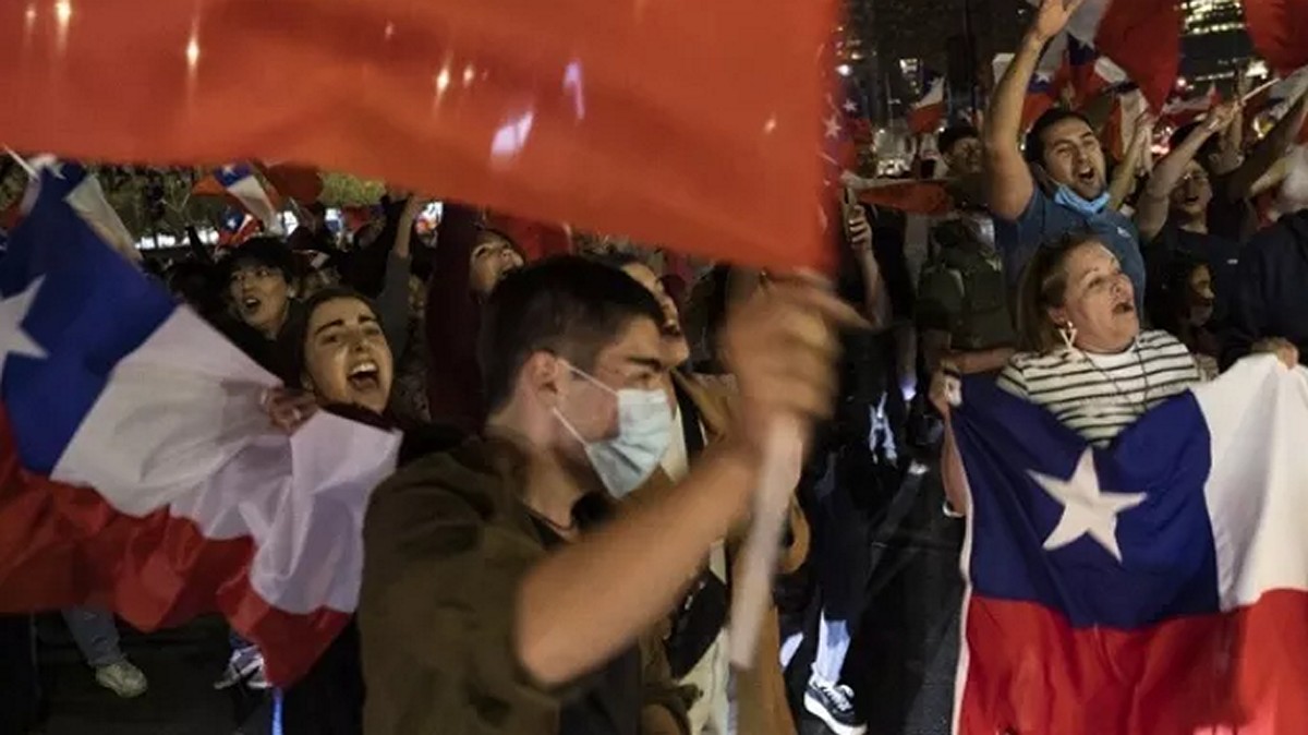 Χιλή: Διαμαρτυρία με νεκρό λιοντάρι έξω από το προεδρικό μέγαρο