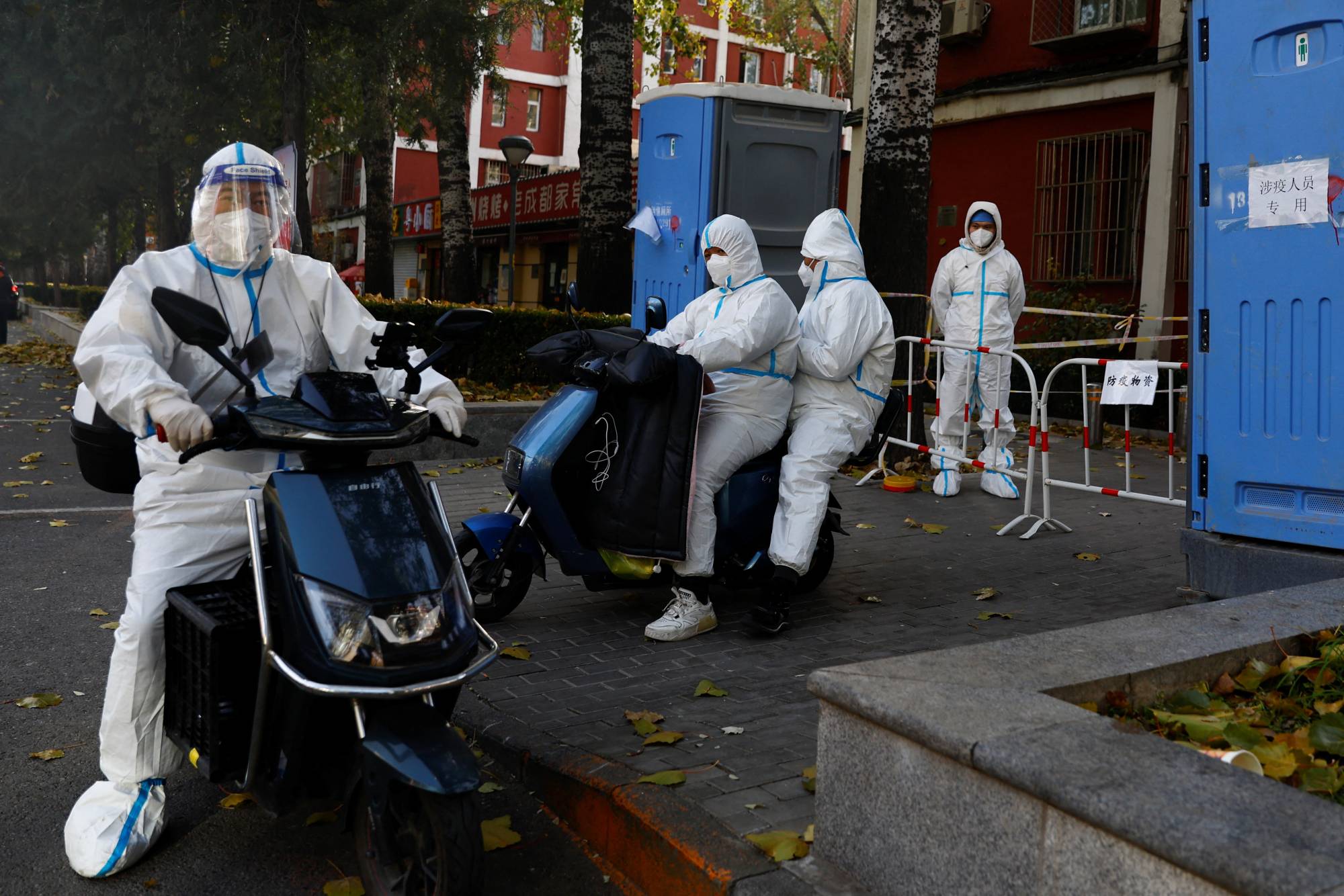 Covid-19: Παγκόσμια ανησυχία από την έξαρση της πανδημίας στην Κίνα – Αυξάνονται οι χώρες που λαμβάνουν μέτρα