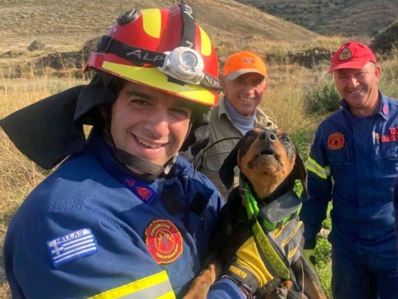 Χίος: Πυροσβέστες απεγκλώβισαν σκυλίτσα που έπεσε σε πηγάδι – ΦΩΤΟ