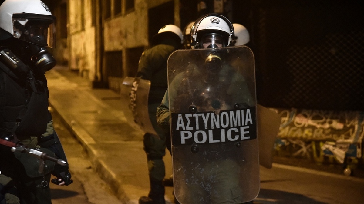 Επεισόδια έξω από το «Κλ.Βικελίδης» μετά το Άρης-Ολυμπιακός