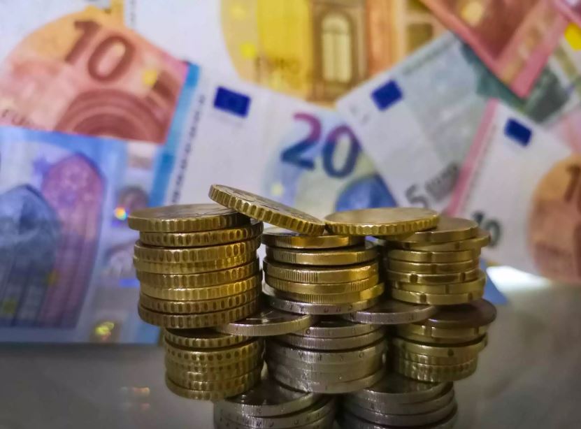 Youth Pass: Χωρίς εισοδηματικά κριτήρια η χορήγησή του – Πώς και πότε θα λάβουν τα 150 ευρώ οι νέοι