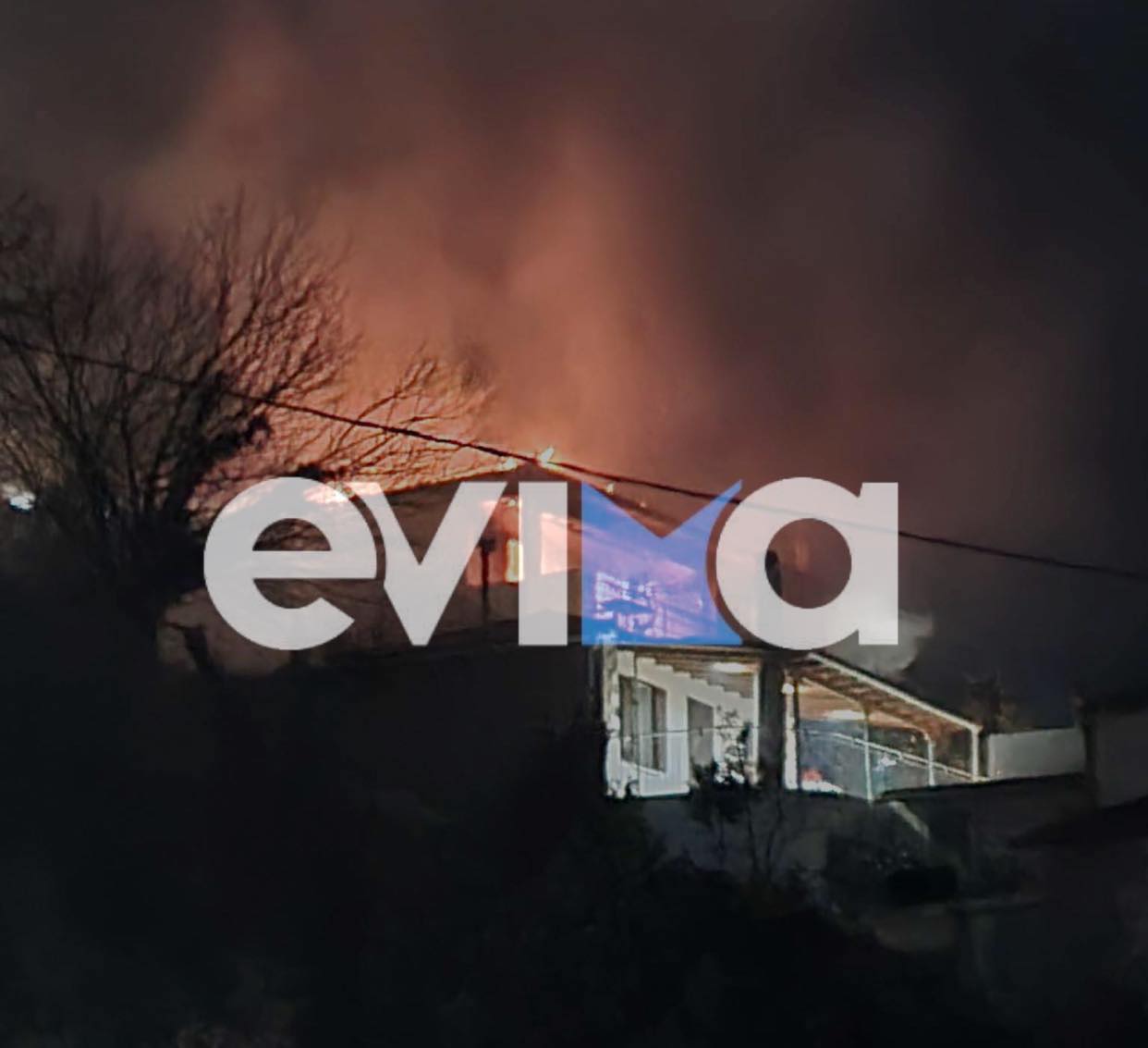 Εύβοια: Μεγάλη φωτιά στο σπίτι του πρώην δημάρχου Κύμης