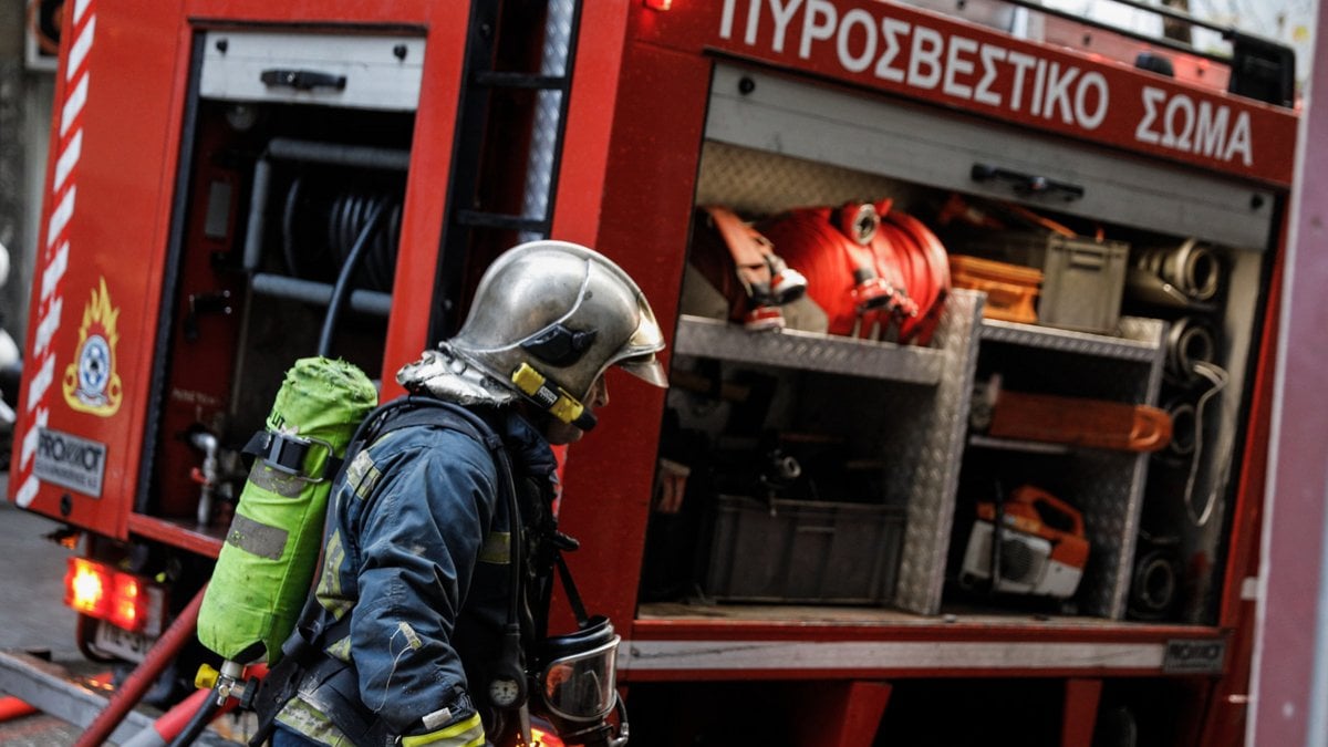 Φωτιά σε κτίριο στο κέντρο της Αθήνας – Κλειστή η Λιοσίων