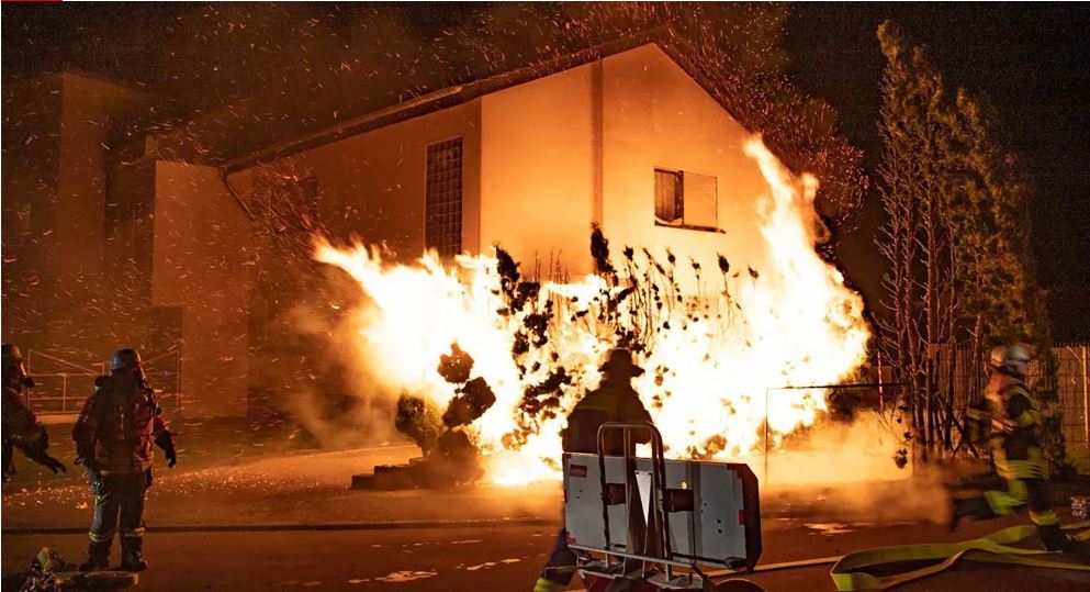 Γερμανία: Νεκρός, τραυματίες και δεκάδες φωτιές από πυροτεχνήματα – Οι επιθέσεις στην αστυνομία