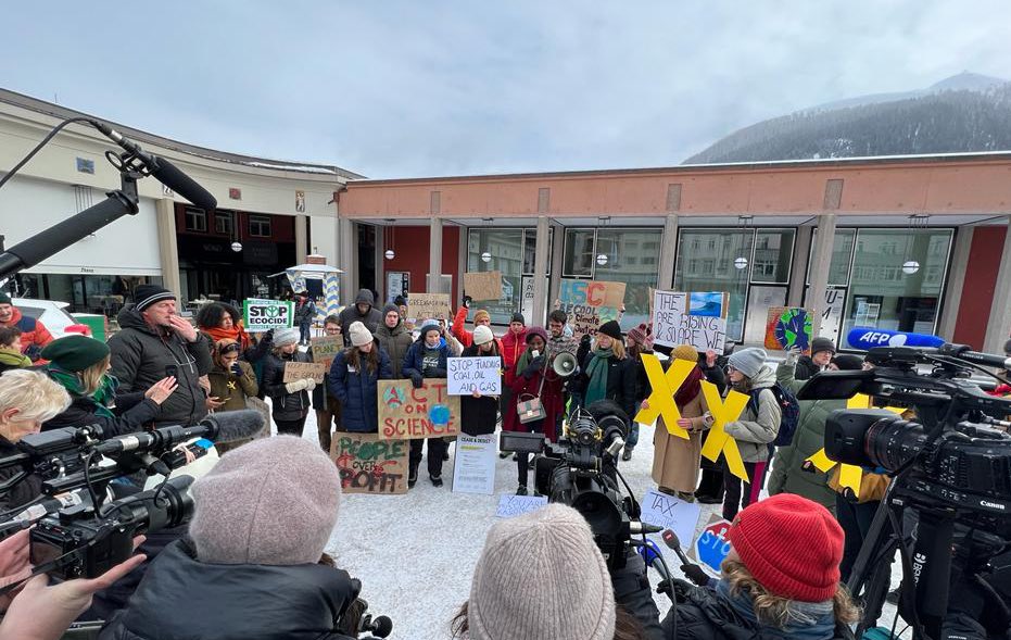 «Κρατήστε τα στο έδαφος»: Σε διαμαρτυρία για τα ορυκτά καύσιμα στο Νταβός η Γκρέτα Τούνμπεργκ