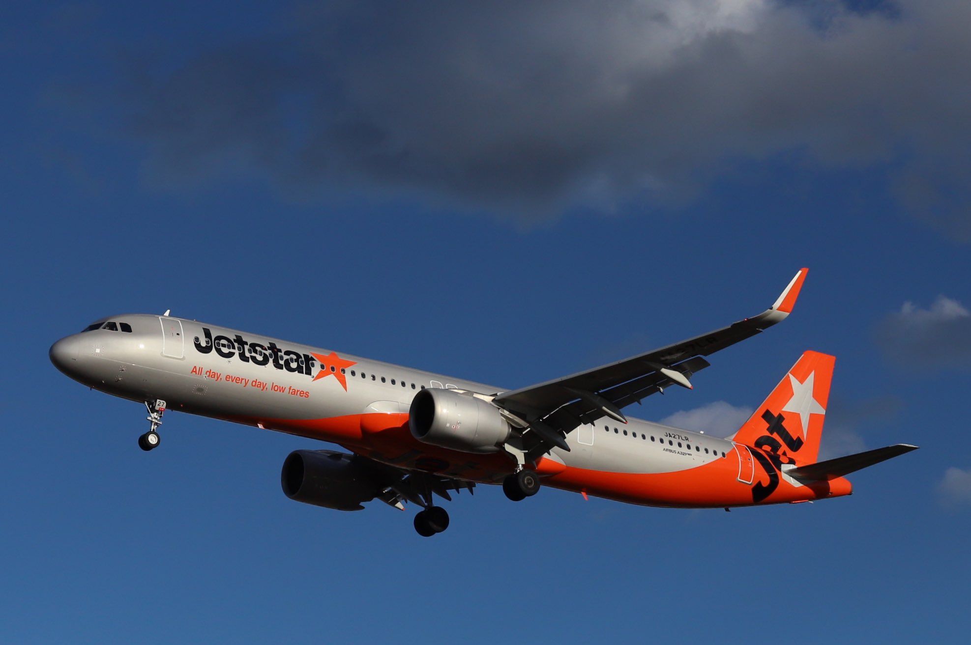 Ιαπωνία: Αναγκαστική προσγείωση αεροπλάνου λόγω απειλής για βόμβα – BINTEO