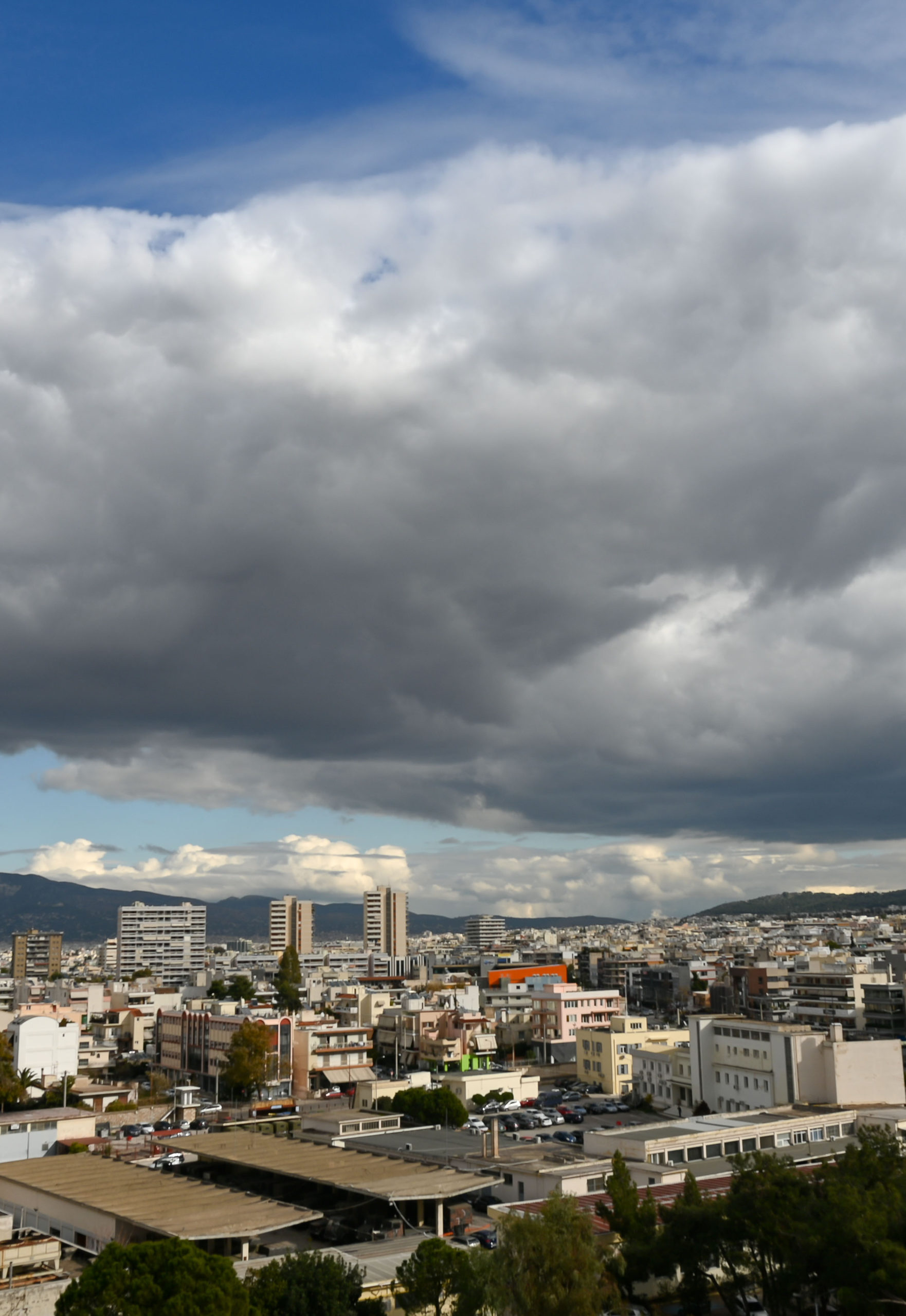 Καιρός: Σποραδικές βροχές και μικρή πτώση της θερμοκρασίας την Δευτέρα