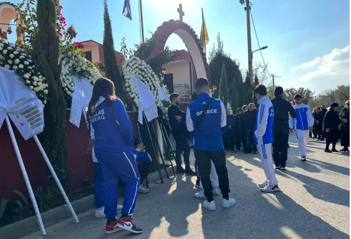 Βασίλης Τόπαλος: Θρήνος στο τελευταίο αντίο στον 16χρονο πυγμάχο – Με λευκά τριαντάφυλλα στα χέρια οι συναθλητές του