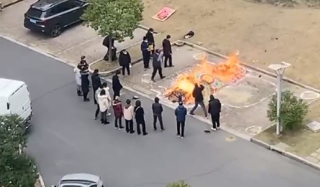 Κορονοϊός: Εικόνες σοκ στην Κίνα – Οικογένειες καίνε τους νεκρούς συγγενείς τους στον δρόμο – ΒΙΝΤΕΟ