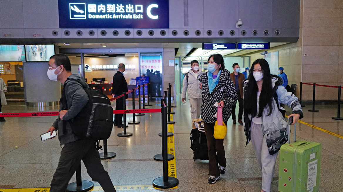 Το Πεκίνο θεωρεί «παράλογα» τα μέτρα για τους ταξιδιώτες από την Κίνα – Απειλεί με αντίμετρα