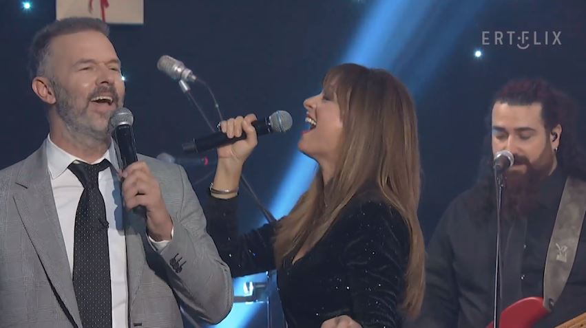 Χρήστος Λούλης: Το φιλί στην Έμιλυ Κολιανδρή στην εορταστική εκπομπή της ΕΡΤ