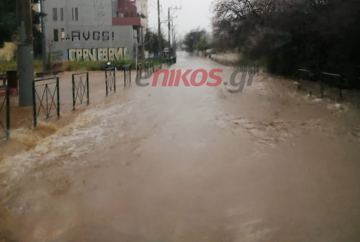 Κακοκαιρία: Εγκλωβίστηκαν οδηγοί στο Μαρούσι – Ο δρόμος που έχει μετατραπεί σε λίμνη