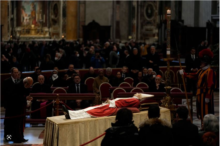 Βατικανό: Άμεση αγιοποίηση του πάπα Βενέδικτου ζήτησαν πιστοί στην κηδεία του