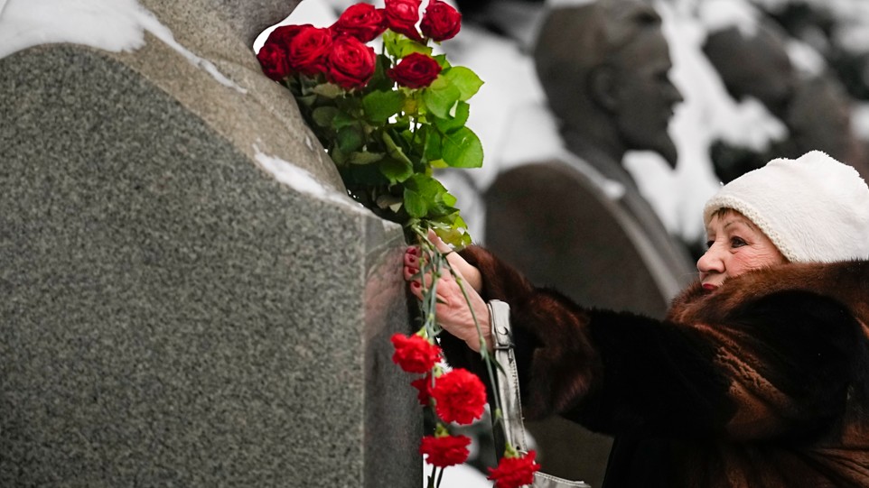 Τουλάχιστον τέσσερις συλλήψεις στη Μόσχα για απόθεση λουλουδιών στη μνήμη των θυμάτων στο Ντνίπρο