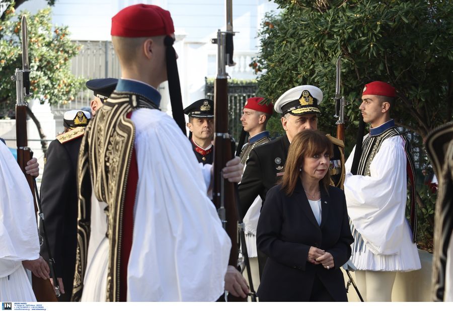 Σακελλαροπούλου: Έκοψε την πρωτοχρονιάτικη πίτα στην Προεδρική Φρουρά