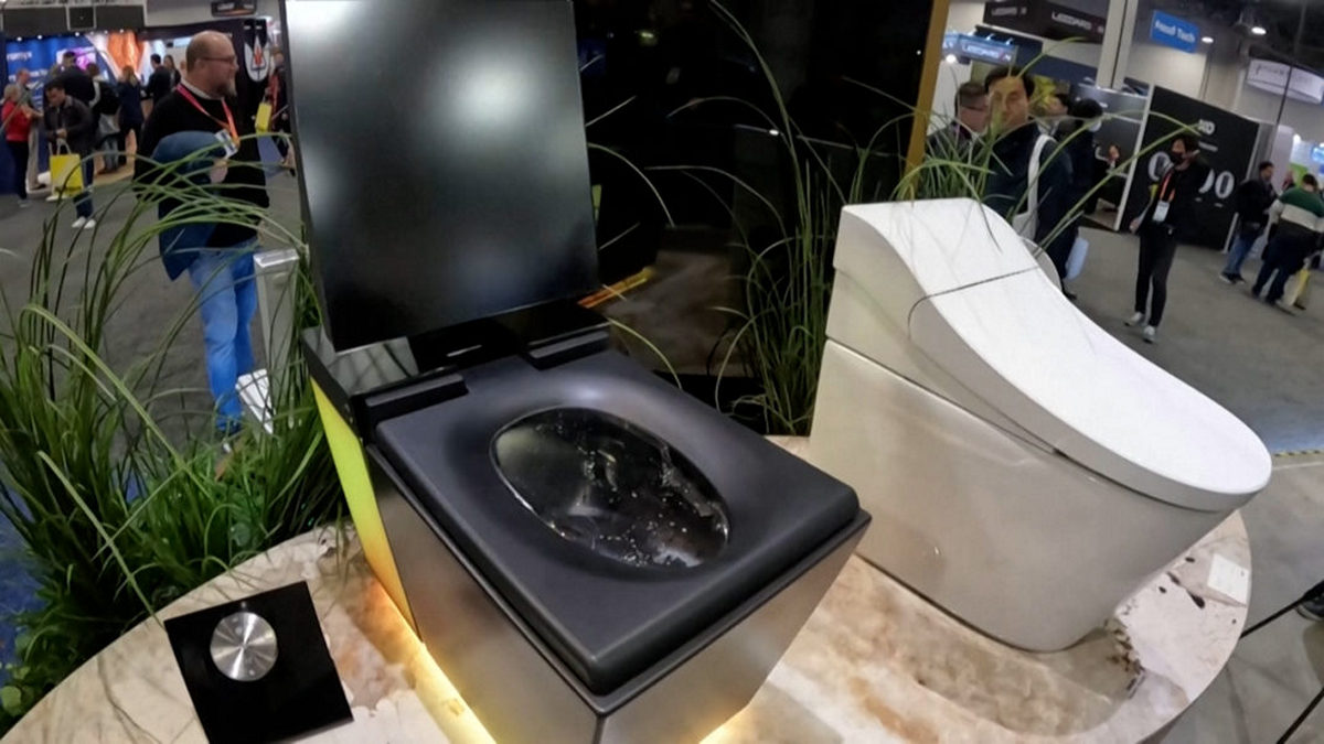 «Ποτέ ξανά σηκωμένο καπάκι στο WC» – Η τουαλέτα των 10.000 δολαρίων που έκανε θραύση στο CES