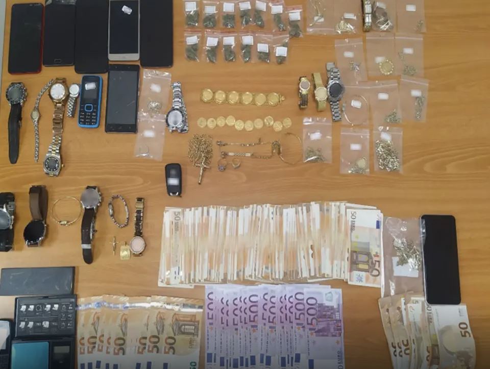 Παρίσταναν τους ενοικιαστές ή τους αγοραστές και «ξάφριζαν» τους ιδιοκτήτες ακινήτων – 72 κλοπές με λεία ένα εκατομμύριο ευρώ