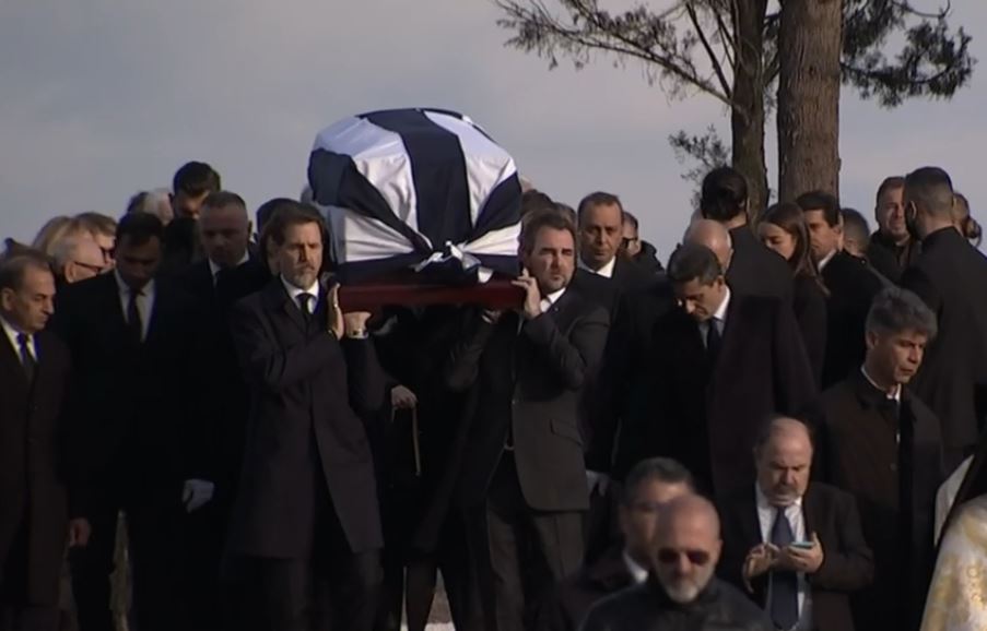 Ο τέως βασιλιάς Κωνσταντίνος στην τελευταία του κατοικία – Ολοκληρώθηκε η ταφή στο Τατόι – Δείτε LIVE