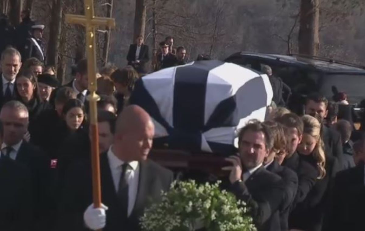 Τέως βασιλιάς Κωνσταντίνος: Οι γιοι και τα εγγόνια του μετέφεραν το φέρετρο στους βασιλικούς τάφους στο Τατόι