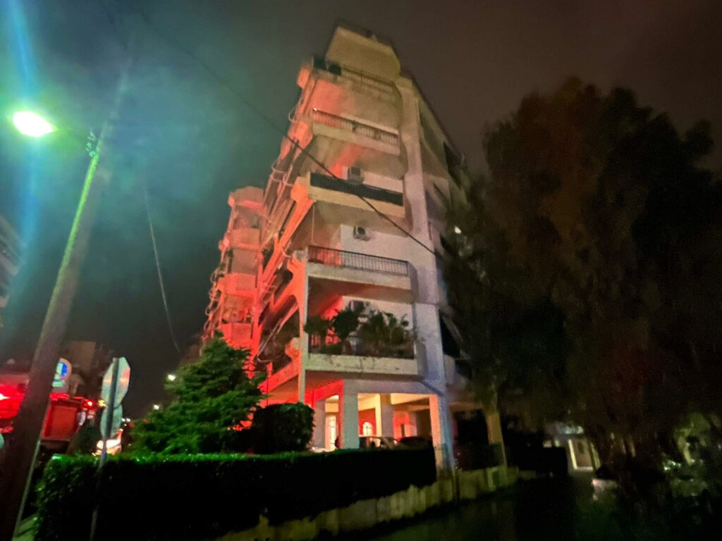 Αγρίνιο: 35χρονος έβαλε φωτιά στο σπίτι του και στη συνέχεια πήδηξε από την ταράτσα