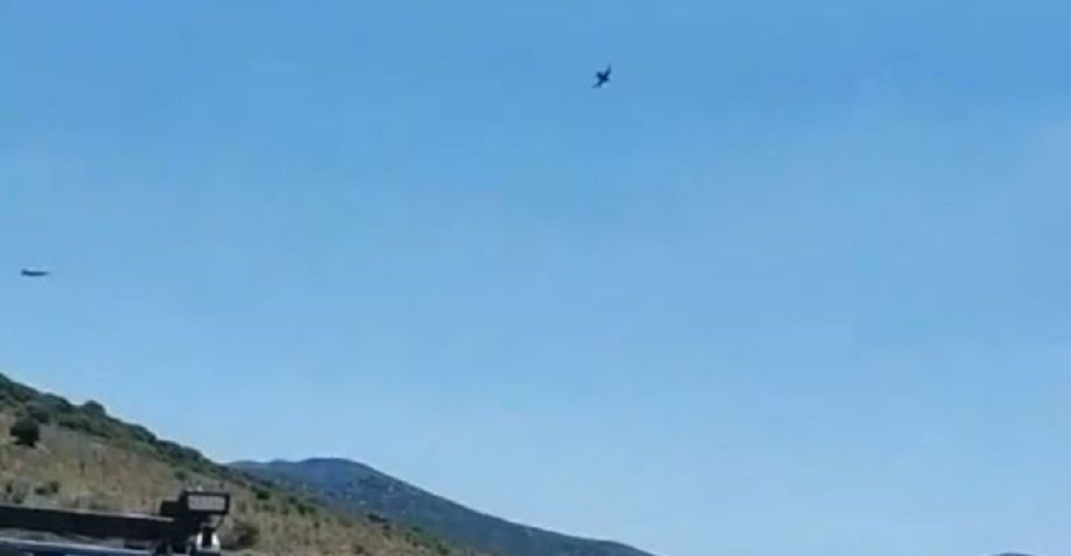 πάνω από το χωριό του